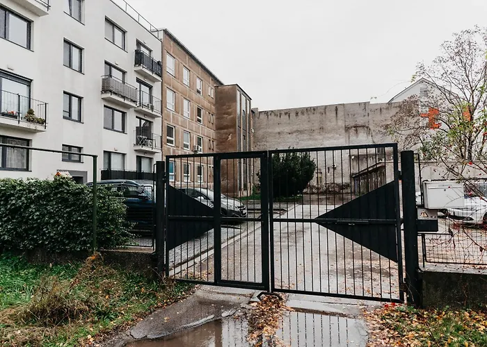 Old Town Center 2 - Private Parking Included